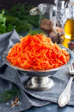 Korece havuç ile bir metal masa clozeup dikey olarak baharat