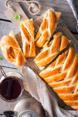 Geleneksel Rus Mutfağı pasta ile lahana - Kulebyaka, seçici odak, en iyi görünüm için