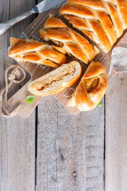 Rus Mutfağı-Kulebyak bir ahşap masa, kesim, seçici odak, üstten görünüm, kopya alanı için lahana ile geleneksel pasta