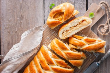 Rus Mutfağı-Kulebyak bir ahşap masa, kesim, seçici odak, üstten görünüm, kopya alanı için lahana ile geleneksel pasta