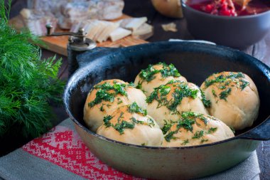 Pampushki sarımsak ve Yeşiller, borsch, seçici odak için geleneksel Ukrayna buns ile