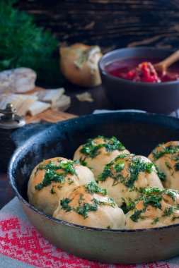 Pampushki sarımsak ve Yeşiller, borsch, seçici odak için geleneksel Ukrayna buns ile