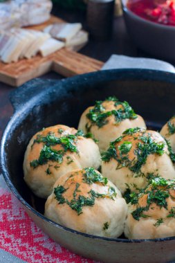 Pampushki sarımsak ve Yeşiller, borsch, seçici odak için geleneksel Ukrayna buns ile