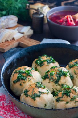Pampushki sarımsak ve Yeşiller, borsch, seçici odak için geleneksel Ukrayna buns ile