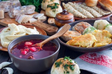 Ukraynalı mutfağı - borsch, vareniki, domuz eti, et suyu, nalgovniki, pirzola Kiev, dranniki, pampushki, seçici odak, ahşap bir masaya geleneksel gıda ana sayfa görünümü