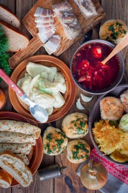 Ukraynalı mutfağı - borsch, vareniki, domuz eti, et suyu, nalgovniki, pirzola Kiev, dranniki, pampushki, seçici odak, ahşap bir masaya geleneksel gıda ana sayfa görünümü