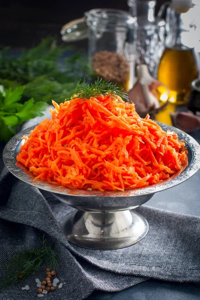 Морковь на корейском языке со специями на металлическом столе — стоковое фото