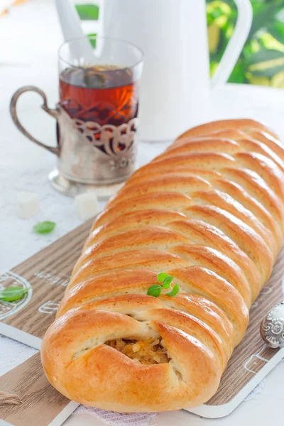 Kulebyaka mit Kohl, traditionelle Torte in der russischen Küche, selektiver Fokus — Stockfoto