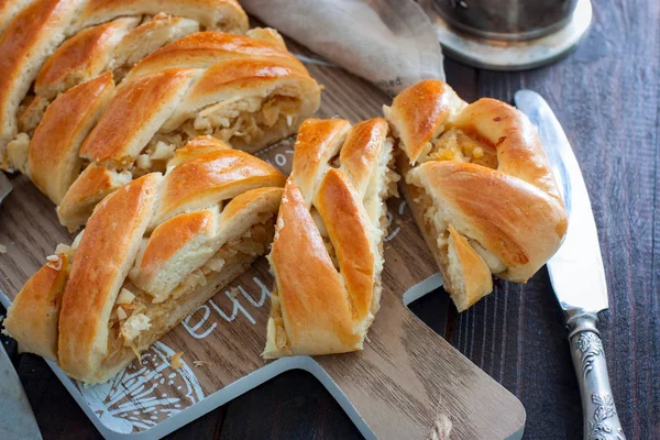 Traditionell für die russische Küche Kuchen mit Kohl - kulebyaka, selektiver Fokus, horizontal — Stockfoto