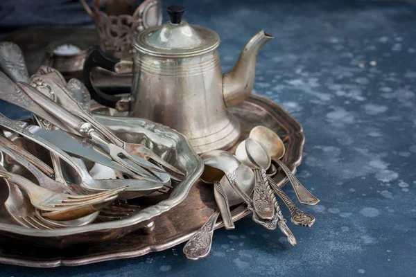 Vintage oude gebruiksvoorwerpen gemaakt van nikkel-zilver, servies (waterkoker theelepels, eetlepels, messen, vorken, lade, schotel), horizontaal, ruimte voor tekst — Stockfoto