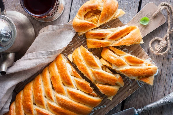 Kulebyaka Kohlkuchen aus nächster Nähe. Russische Küche — Stockfoto