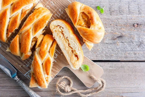 Tarte traditionnelle au chou pour la cuisine russe- Kulebyak sur une table en bois, coupé, mise au point sélective, vue du dessus, espace de copie — Photo