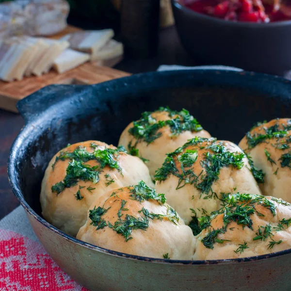 Pampushki sarımsak ve Yeşiller, borsch, seçici odak için geleneksel Ukrayna buns ile