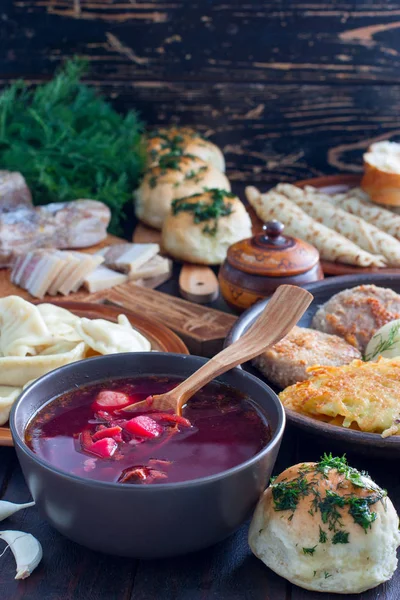 Mâncare tradițională în bucătăria ucraineană - borsch, vareniki, bacon, bulion, nalgovniki, tăieturi în Kiev, dranniki, pampushki, pe o masă de lemn, focalizare selectivă, vedere de sus — Fotografie, imagine de stoc