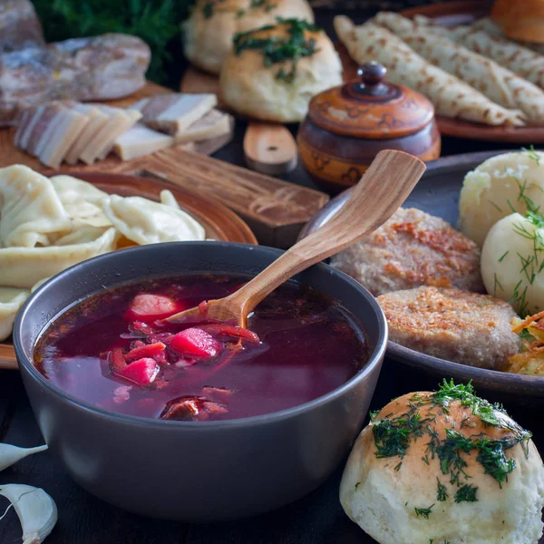 Hidangan tradisional dalam masakan Ukraina pada meja kayu, pemandangan atas, persegi — Stok Foto