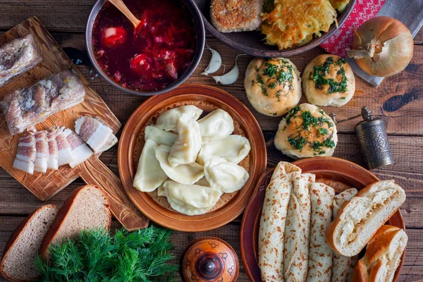 Tabel tertutup dengan makanan tradisional Ukraina, tampilan atas, horisontal — Stok Foto
