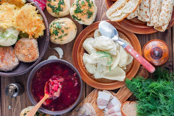 Täckta bord med traditionella ukrainska rätter, ovanifrån, horisontell — Stockfoto