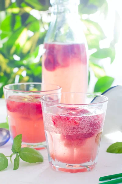 Sommer-Erfrischungsgetränk aus Erdbeeren und Basilikum im Glas, sommerlicher Hintergrund, selektiver Fokus — Stockfoto