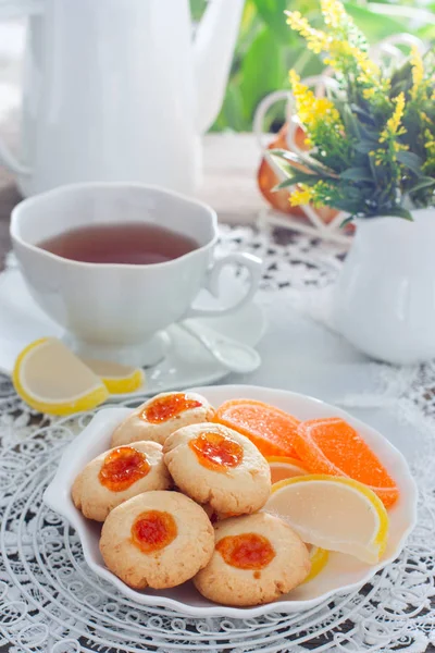 Hausgemachte Plätzchen mit Marillenmarmelade, selektiver Fokus — Stockfoto