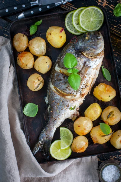 Dorado al horno con hierbas y papas provenzales . — Foto de Stock