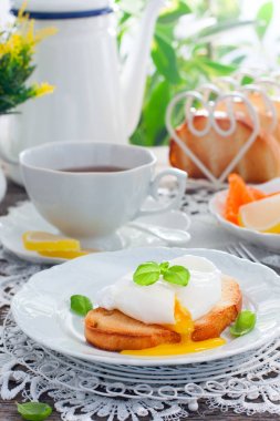 Parlak Servis Kahvaltı bir fincan çay, beyaz ekmek tost haşlanmış yumurta ve marmelat, seçici odak ile