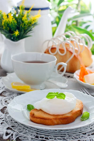 Café da manhã brilhante com uma xícara de chá, torrada de pão branco com ovo escalfado e marmelada, foco seletivo — Fotografia de Stock