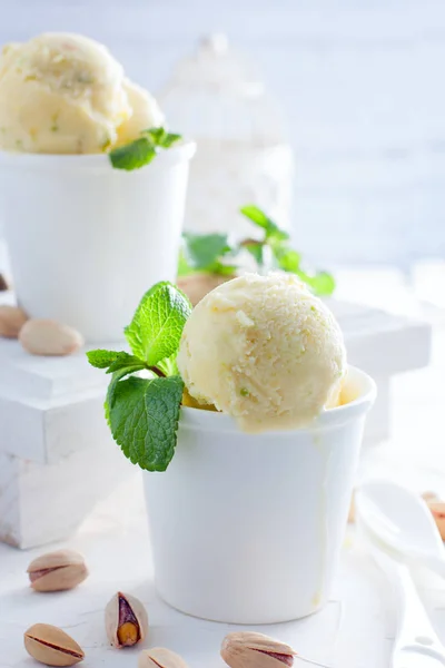 Homemade pistachio ice cream in white cups, selective focus — Stock Photo, Image