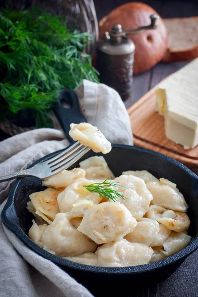 Gefrituurde dumplings met kool in een geportioneerde gietijzeren koekenpan, selectieve aandacht — Stockfoto