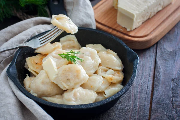 Gefrituurde dumplings met kool in een geportioneerde gietijzeren koekenpan, selectieve aandacht — Stockfoto