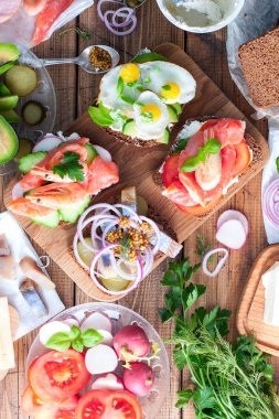 Değişik-in geleneksel Danimarka açık sandviçler bir ahşap masa, üstten görünüm, seçici odak günü kahvaltıda siyah ekmek üzerinde