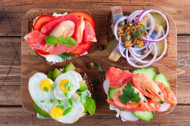 Smorrebrod, geleneksel Danimarka açık sanwiches, farklı tepesi, karanlık çavdar ekmek en iyi görünümü