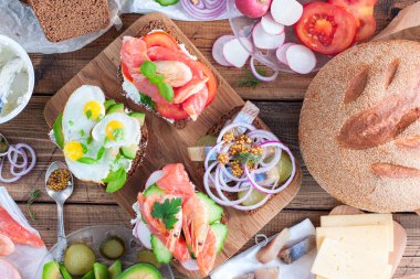 Sandviç siyah ekmek üzerinde seçim için Kahvaltı, üstten görünüm, yatay
