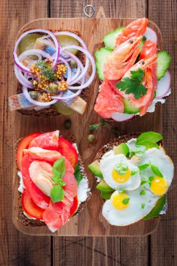 Smorrebrod, geleneksel Danimarka açık sanwiches, farklı tepesi, karanlık çavdar ekmek en iyi görünümü