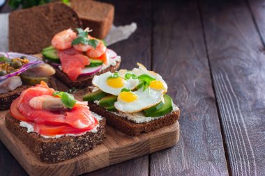 Danimarka açık sandviç Smorrebrod alanı kopyalama siyah ekmek üzerinde