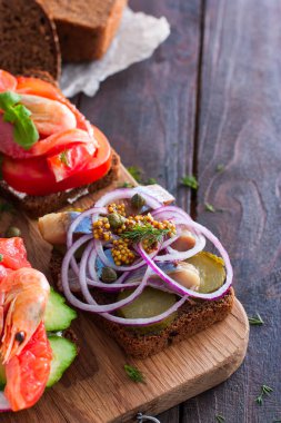 Danimarka açık sandviç Smorrebrod alanı kopyalama siyah ekmek üzerinde