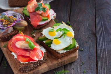 Danimarka açık sandviç Smorrebrod alanı kopyalama siyah ekmek üzerinde