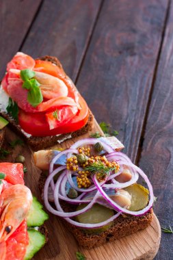 Danimarka açık sandviç Smorrebrod alanı kopyalama siyah ekmek üzerinde