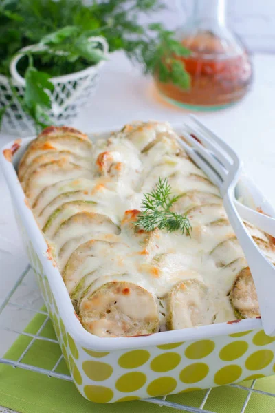 Zucchini in saurer Sahne gebacken, selektiver Fokus — Stockfoto