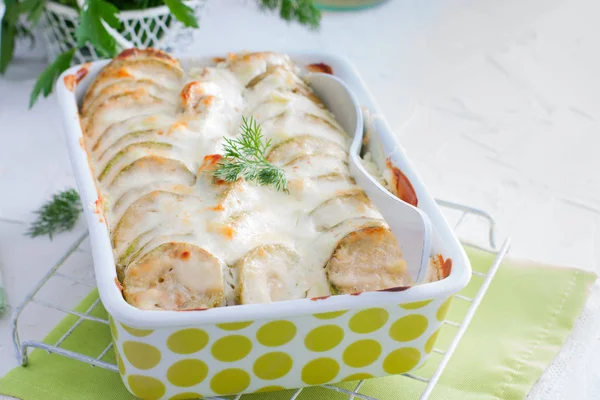 Zucchine al forno con panna acida e formaggio, orizzontale — Foto Stock