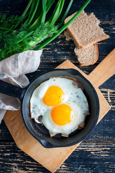 铁锅和熏肉蛋 — 图库照片