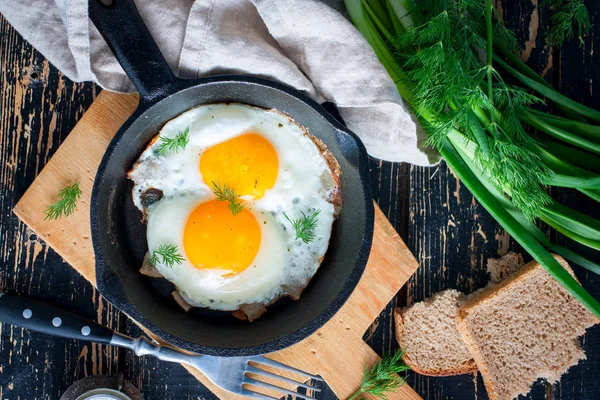 Eisenpfannen und Speckeier — Stockfoto