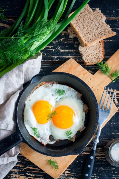 Eisenpfannen und Speckeier — Stockfoto