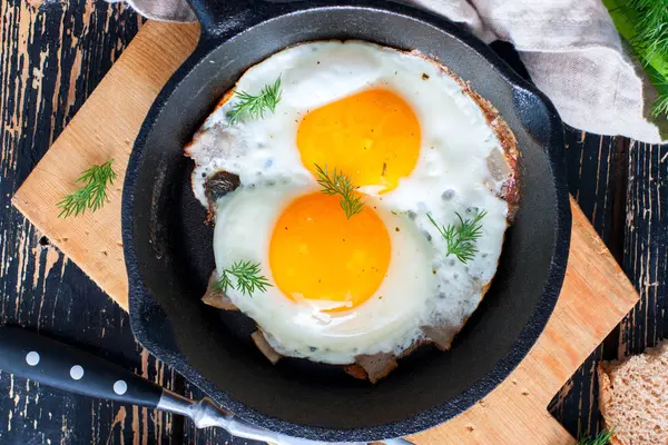 铁锅和熏肉蛋 — 图库照片