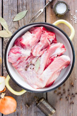 Çiğ domuz çorbası (suyu), baharatlar, üstten görünüm, seçici odak için kemik üzerinde