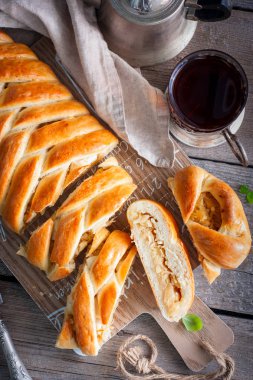 Geleneksel Rus Mutfağı pasta ile lahana - Kulebyaka, seçici odak, en iyi görünüm için
