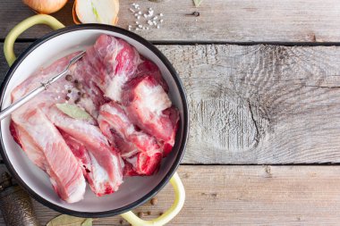 Kemik çorbası (suyu) çiğ domuz etinin baharat bir ahşap masa, üstten görünüm, kopya alanı ile