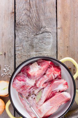 Kemik çorbası (suyu) çiğ domuz etinin baharat bir ahşap masa, üstten görünüm, kopya alanı ile