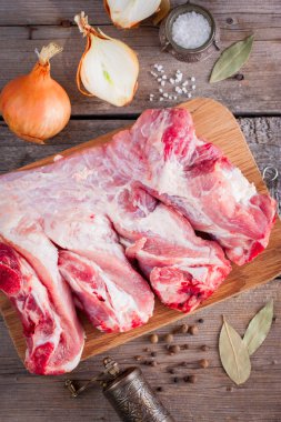 Çiğ domuz çorbası (suyu), baharatlar, üstten görünüm, seçici odak için kemik üzerinde