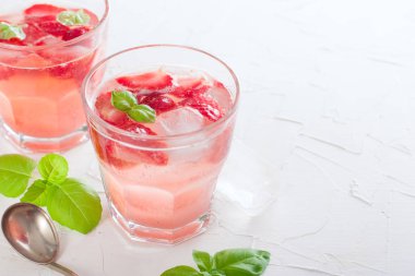 Çilek ve beyaz masa, yatay, kopya alanı cam bardaklarda yeşil fesleğen taze serin yaz içkiyle