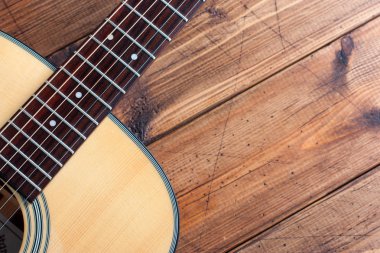 Gitar bir ahşap masa, üstten görünüm, kopya alanı